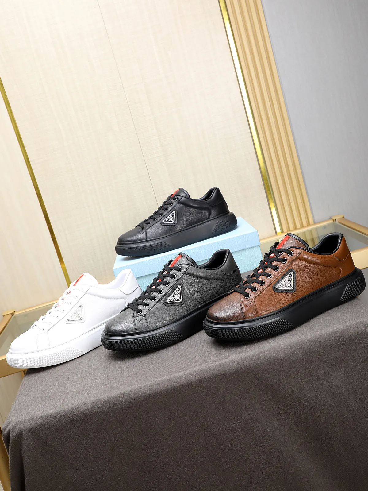 Men's shoes 💰460 Prada/Prada Men's new casual shoes, this upper is made of imported calfskin + sheep lining! The outside is decorated with the P family's classic metal triangle enamel logo, and the outsole is made of non-slip sports foam ultra-light outsole, which feels good on the feet and is a fashionable and fashionable item!  Size: 38-44 (45 customized)